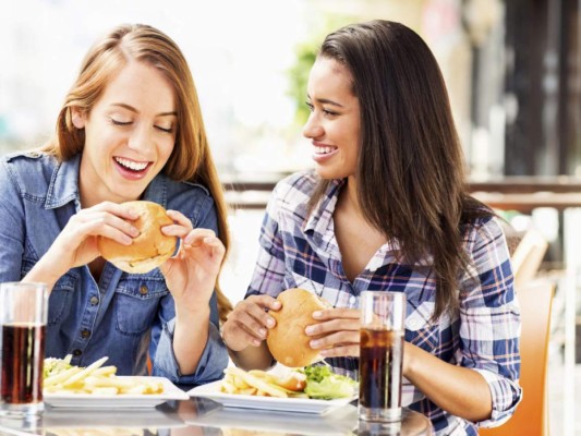 Brotes de acné, resequedad, arrugas, retención de líquido bajo los ojos... algunos problemas de la piel del rostro pueden originarse en lo que comemos. Aquí, la lista de los alimentos que debes eliminar o consumir con moderación para evitar esos efectos colaterales.