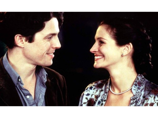 NOTTING HILL (1999). ¿Quién dice que uno no puede enamorarse de una estrella? Si la actriz es Julia Roberts, es fácil. Y si el que se enamora es Hugh Grant, mejor. Ya te imaginarás que hay comedia, con él siempre. Y aunque uno ya la haya visto, es una película que siempre da nostalgia. Capaz que te vas a Londres a enamorarte. <br/>