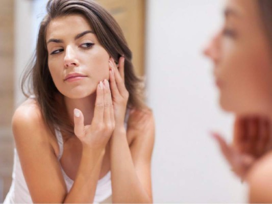 Exprimir granos. Esta situación puede dejar una herida abierta y al cubrirla de base o makeup solo conseguirás tener un grano más grande. Exprimir granos. Esta situación puede dejar una herida abierta y al cubrirla de base o makeup solo conseguirás tener un grano más grande.