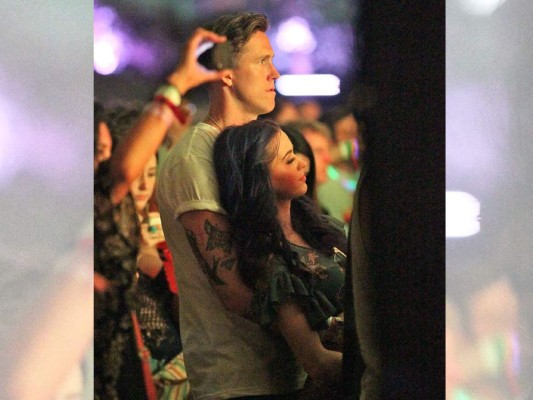 Robert Ackroyd. En 2012, los paparazzi pillaron a Katy Perry con el guitarrista de Florence and the Machine en el Festival de Coachella, y la historia se confirmó. Su relación fue la primera que la cantante tuvo después de separarse de Russell Brand. Dicen sus allegados que la ayudó mucho a superar su divorcio.