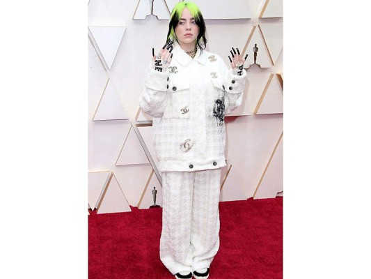 Billie Eilis, usó un traje de Chanel con el icónico tejido de tweed de la firma francesa, por supuesto, oversize. Pero lo que se llevó toda la atención en la red carpet fueron los detalles del conjunto.