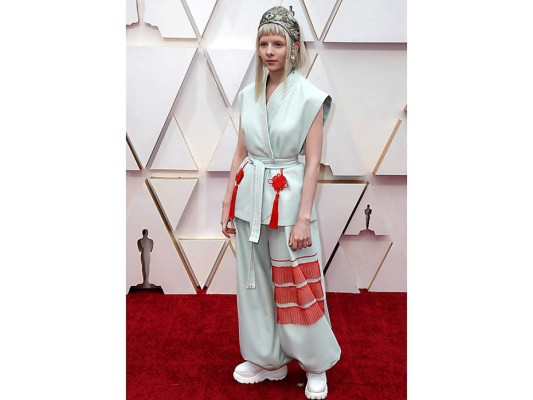 Aurora, la voz oficial de Elsa de Frozen 2 en inglés, lució un peculiar atuento en la alfombra roja, previo a su presentación conjunta en la 92° entrega de los Oscars