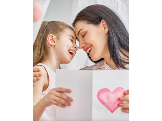 Escríbele una carta<br/>Lo hacías de niño, ¿por qué no volverlo a hacer? Una acción vale más que mil palabras, sin embargo, una dulce carta bien escrita podría decirle a tu madre lo mucho que amas y aprecias. Tómate tu tiempo para redactarla y ordena bien tus ideas. A ella le encantará.<br/>