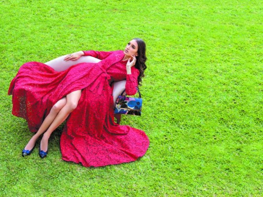 La Colección Resort no pierde de vista el rojo, para no perder el sello indiscutible de la marca, un vestido largo de encaje con un cinturón que otorga una suave caída define la silueta femenina