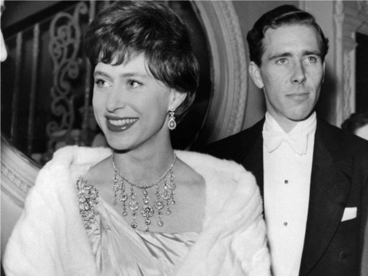 La hermana de la soberana estaba casada con Antony Armstrong Jones en ese momento, aún así, se especulaba que a ella le gusta involucrarse con hombres menores. 'Tenía sólo 30 años y era bastante atractiva. Y, como todos saben, ella se sentía atraída por jóvenes', manifestó Lady Elsa Bowker.