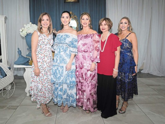 Carla Barletta, la agasajada Sofia Vitanza, Jenny Vitanza, Eleonora Cantero y Jenny Vitanza. Foto: Gerson Alachán