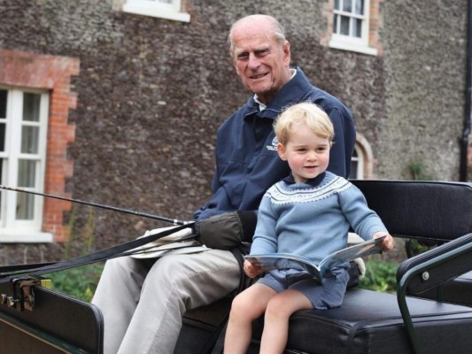 Familia real homenajea al príncipe Felipe con dulces fotografías
