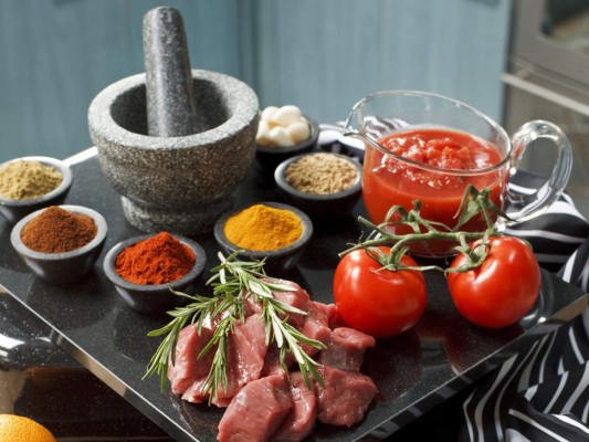 <br/>DIETA PALEO <br/><br/>¿EN QUÉ CONSISTE? Esta dieta promueve el consumo de los alimentos supuestamente disponibles antes de la revolución neolítica y se compone principalmente de carne, pescado, frutas, verduras, frutos secos y raíces, excluye granos, legumbres, productos lácteos, sal, azúcares refinados y aceites procesados.<br/><br/>LA OPINIÓN DE LA EXPERTA. “Esta modalidad trata de poner orden en lo que son horarios y los tipos de alimentos así como las combinaciones que se hacen con ellos, es baja en carbohidratos, pretende eliminar azucares y todos los alimentos procesados que la contienen, o harinas en general. Incluye muchas verduras lo que aporta energía de carbohidratos complejos”.