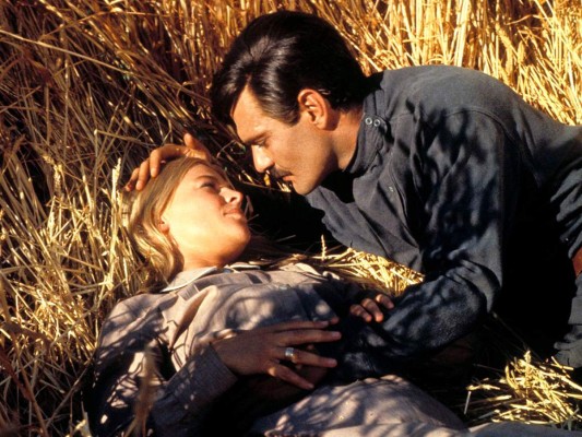 DOCTOR ZHIVAGO (1965). Drama y romance, por todo lo alto. Se basa en la novela de Boris Pasternak, con la que ganó el Nobel de Literatura en 1958. Aparte de los Oscar y los Globos de Oro, no vas a encontrar un amor tan complejo como éste. Omar Sharif, galán de los de antes, hará ver muy mal a los de ahora, pero es que hay que verla, llorar, sufrir. <br/>