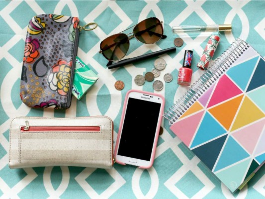 2. BOLSO ORDENADO, VIDA ORDENAdA. Nada es perfecto, ni la cartera ni vos, pero con pocas cosas en su lugar, irás más liviana entre casa, trabajo, estudio y compromisos. ¿Ya te diste cuenta cuánto pesa tu bolso? Es probable que el 40% de lo que llevás podrías dejarlo en casa. <br/>