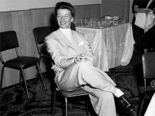 Katharine Hepburn, Marlene Dietrich y Pat Nixon fueron algunas de las primeras mujeres en la historia en romper el molde y usar trajes sastres sin importarles la condena social.