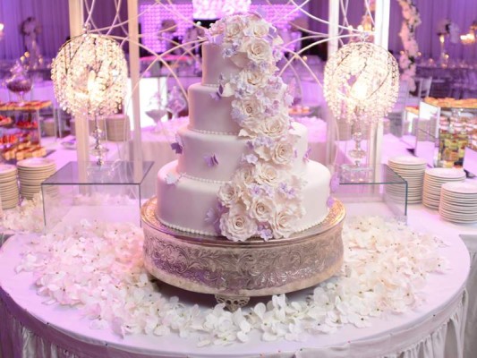 El Pastel de bodas es la pieza comestible central de la recepción.