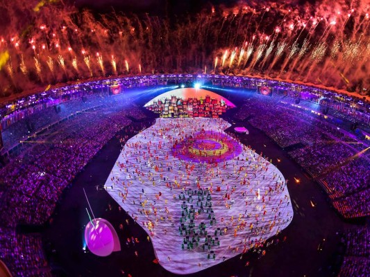 Los organizadores explotaron colores cálidos para representar el espíritu de Brasil.