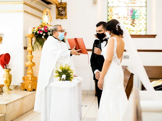 al mmento de recibir la bendición del sacerdote