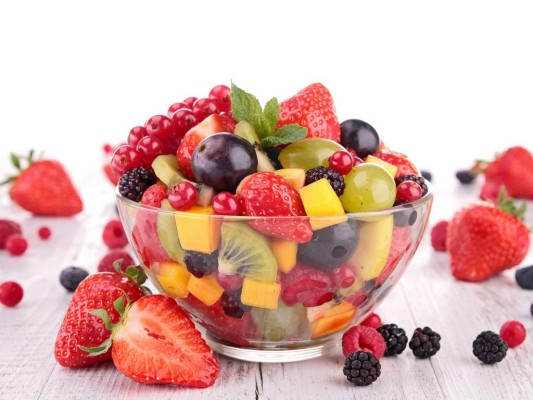 Regula el colesterol en la sangrePuedes comer frutas sin preocuparte de aumentar el nivel de colesterol en sangre porque la fruta no tiene colesterol malo. Acorta tu consumo de carne y productos lácteos y añade más frutas a tu dieta para evitar que tus arterias se obstruyan.