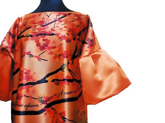 Blusa con prints y fragmentos de los poemas de Rolando Kattan by @kolori.honduras