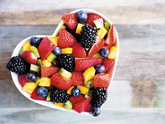 4. ¿Y las frutas, hasta donde son permitidas? Tal como explica la doctora García, las frutas son carbohidratos simples, fructosa, una buena opción pues contienen vitaminas y minerales que son necesarios para una dieta balanceada, vale la pena aclarar que si estamos en un proyecto de reducción de peso se debe limitar a un máximo de dos o tres raciones al día, en el caso de que además padezcas predia-betes, diabetes, insulina resistencia o síndrome de ovario poliquís-tico debe limitarse a una ración al día.