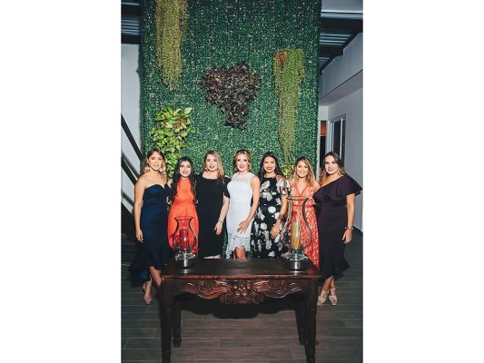 Esther Portillo, Deborah Malaeb Sandra Madrid, la novia María Camila Egas, Dulce Girón, Kristal Orellana y Paola Leiva. Esther Portillo, Deborah Malaeb Sandra Madrid, la novia María Camila Egas, Dulce Girón, Kristal Orellana y Paola Leiva.