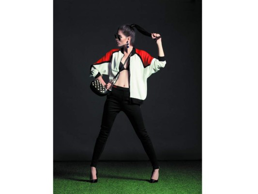 Dale un toque sofisticado a tu look deportivo: Si estás utilizando bomber jackets puedes combinarlas con high-waist leggins. Utiliza accesorios con detalles girly como los bolsos con aplicaciones de perlas de Bora Bora y estilettos de Forever 21, esto le dará un toque de elegancia y feminidad a tu look. Sin duda te veras grandiosa. Dale un toque sofisticado a tu look deportivo: Si estás utilizando bomber jackets puedes combinarlas con high-waist leggins. Utiliza accesorios con detalles girly como los bolsos con aplicaciones de perlas de Bora Bora y estilettos de Forever 21, esto le dará un toque de elegancia y feminidad a tu look. Sin duda te veras grandiosa.
