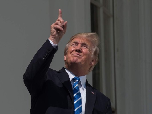 Así presenció Donald Trump el eclipse solar