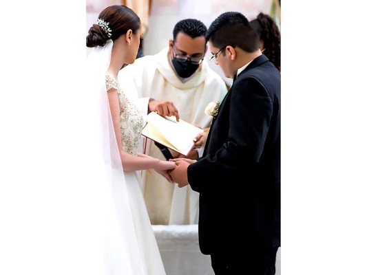 Los novios al momento de recibir la bendición