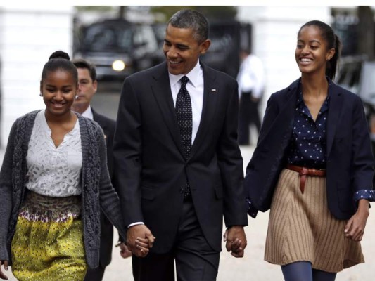 Sasha aún continúa con su educación secundaria, Malia está próxima a comenzar su carrera en Harvard, la universidad de sus padres