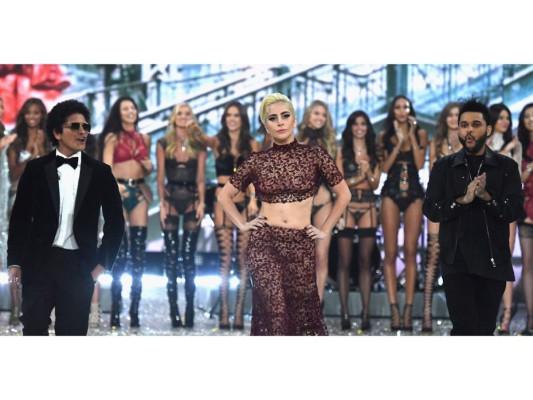 Bruno Mars, Lady Gaga y The Weknd durante el Victoria´s Secret Fashion Show