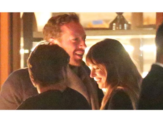Chris Martin y Dakota Johnson captados por un paparazzi en Malibú, California Chris Martin y Dakota Johnson captados por un paparazzi en Malibú, California
