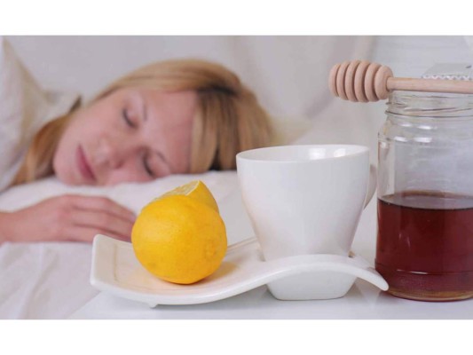 3.El té de jengibre es la bebida por excelencia para combatir enfermedades respiratorias. “El jengibre es un purificante y excelente digestivo, tiene propiedades expectorantes y antitusivas. Además, ayuda a fortalecer el sistema inmunitario. Por ello, es ideal para prevenir y tratar gripes y resfriados. Recordemos que las bebidas calientes favorecen a la prevención de coronavirus y otras enfermedades respiratorias. Puedes tomar hasta dos tazas diarias, tanto para prevenir como para combatir este tipo de males”.
