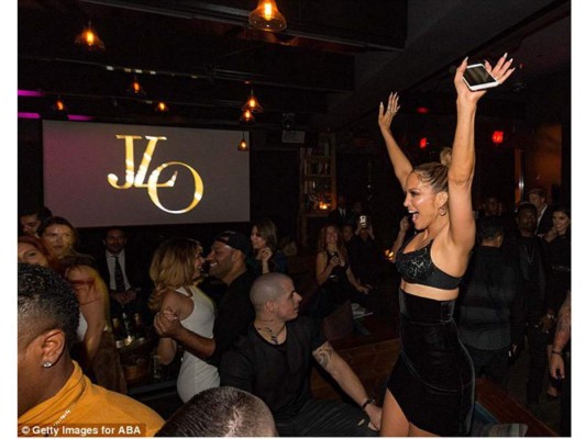 Jennifer Lopez muestra su espectacular figura en el afterparty de los AMAs