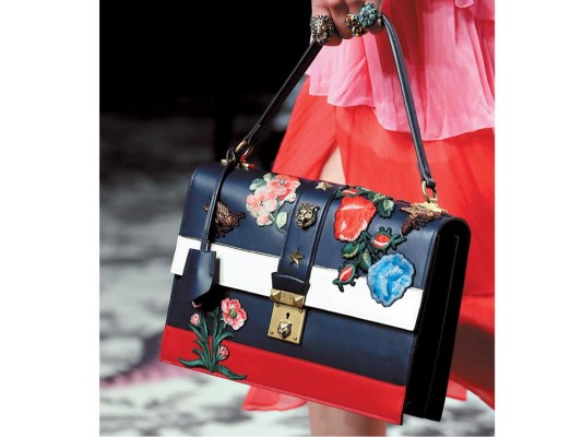 Rayas náuticas y flores en este diseño de Gucci. Rayas náuticas y flores en este diseño de Gucci.