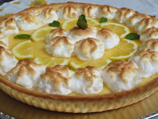 Tauro: Tarta de hojaldre y crema de limónA los Tauro les gustan las cosas bien hechas, ya que son un signo de Tierra y por eso valoran mucho la tranquilidad y la estabilidad.Los nacidos entre el 20 de abril y el 20 de mayo son personas muy respetuosas pero que también saben hacerse oír cuando hay diversidad de opiniones.Para ellos, nada como una tarta de hojaldre casera hecha con crema de limón, ya que su gusto por lo tradicional les atraerá hasta este delicioso postre.