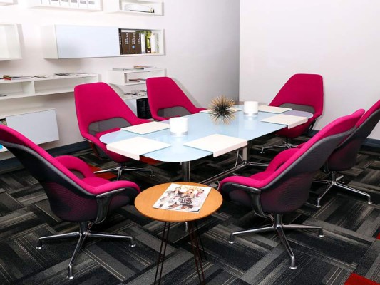 El contraste entre el relax y el trabajo diario es parte infaltable si deseas renovar tu oficina El contraste entre el relax y el trabajo diario es parte infaltable si deseas renovar tu oficina