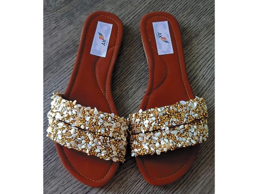 Slide sandals con pedrería artificial ivory y dorado by @amankahonduras