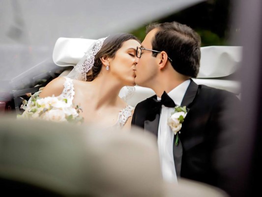 Los novios al salir del templo