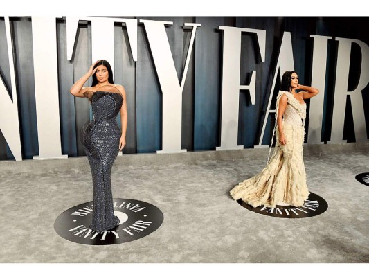 Kylie Jenner y Kim Kardashian en su entrada triunfal a la icónica Oscar after-party de Vanity Fair en Beverly Hills. Fotos AFP