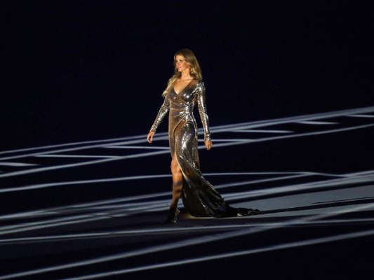 La garota de Ipanema, no olvidaremos el momento en el que la top model brasileña de 36 años Gisele Bündchen desfiló por el Maracaná, en la inauguración de Los Juegos Olímpicos de Río 2016, mientras el cásico de Carlos Antonio Jobim se interpretaba de fondo
