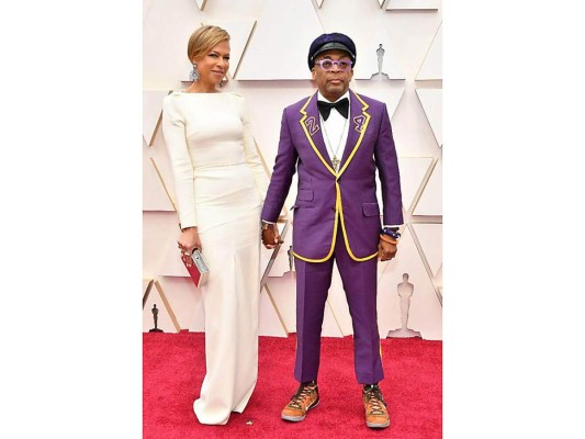 Y el director Spike Lee rindió un homenaje al fallecido basquetbolista, Kobe Bryant, con su traje luce los colores de los Lakers y se aprecia el número 24, además de 'snickers' estilo NBA.