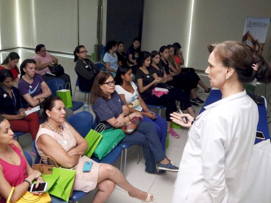 La doctora Georgina González de Mediscan imparté la charla sobre 'Salud Femenina Integral'. Foto: Cristina Santos