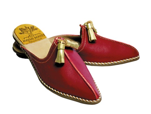 Babuchas Maklub, hechas a mano con detalles de fleco by @mayanrootsshoes<br/>