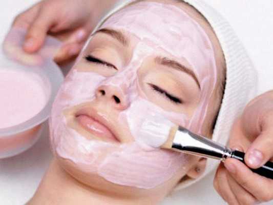La doctora Leyva explica que por el uso de mascarilla y la menor exposición al sol por el confinamiento, algunas manchas en la piel pueden aclararse, “es el momento idóneo para hacer tratamientos como peelings, microdermoabrasión, dermapen, laser, etcétera. Por la poca exposición al sol, esto nos dará mejores resultados en los tratamientos médico estéticos”. La doctora Leyva explica que por el uso de mascarilla y la menor exposición al sol por el confinamiento, algunas manchas en la piel pueden aclararse, “es el momento idóneo para hacer tratamientos como peelings, microdermoabrasión, dermapen, laser, etcétera. Por la poca exposición al sol, esto nos dará mejores resultados en los tratamientos médico estéticos”.