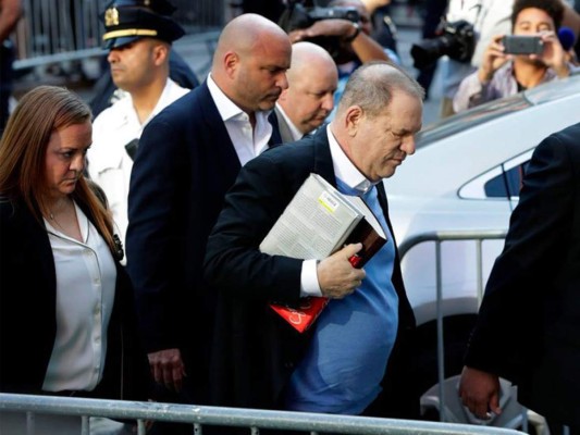 Harvey Weinstein se entrega a las autoridades