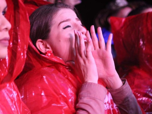Ni la lluvia detuvo a todas las personas que querían cantar y bailar al son de Fonseca y Bacilos Ni la lluvia detuvo a todas las personas que querían cantar y bailar al son de Fonseca y Bacilos