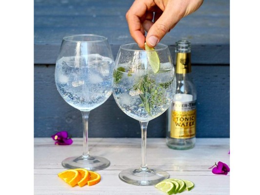 El gin tonic es una bebida irresistible, dado su carácter versátil y las múltiples posibilidades de combinarlo, contiene solamente 171 calorías y si lo combinas con una tónica light sirve como desintoxicaste.