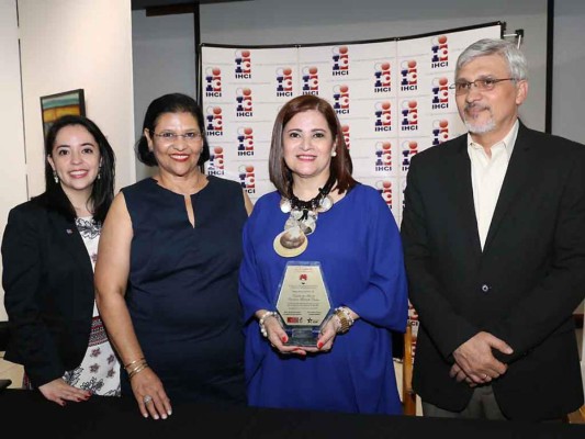 Banco Atlantida premia a Carolina Carías