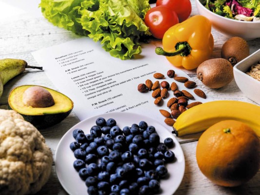 1. Cumplir los horarios de comida es muy importante para evitar recaídas, atracones o sensación de pérdida de energía. “Nunca te saltes las meriendas y mantén un orden con tus horarios. Por ejemplo se recomienda que des-pués de haberse levantado no deben pasar más de dos horas para tomar el desayuno. Deja pasar tres horas para la merienda y después de dos horas come tu almuerzo. Nuevamente espera tres horas para la merienda y posteriormente dos para la cena, que debe realizarse no más tarde de las 8 de la noche”.<br/>