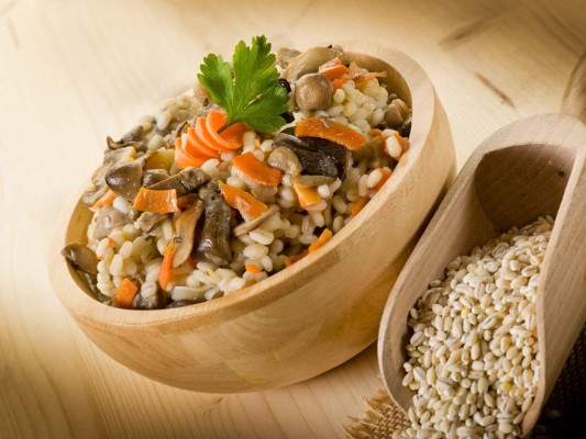 1. CebadaMiembro del grupo de cereales y granos, la cebada tiene la habilidad de incrementar los niveles de hormonas relacionadas con la saciedad. Un estudio sueco descubrió que la cebada hervida le da movimiento a tu metabolismo y elimina la sensación del hambre. 1. CebadaMiembro del grupo de cereales y granos, la cebada tiene la habilidad de incrementar los niveles de hormonas relacionadas con la saciedad. Un estudio sueco descubrió que la cebada hervida le da movimiento a tu metabolismo y elimina la sensación del hambre.