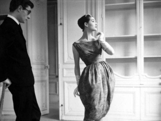 Su famoso vestido burbuja o robe bulle, es uno de sus legendarios aportes a la moda Su famoso vestido burbuja o robe bulle, es uno de sus legendarios aportes a la moda