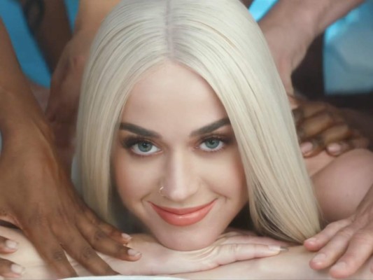 Katy Perry luce varias pelucas en el videoclip Bon Appétit.