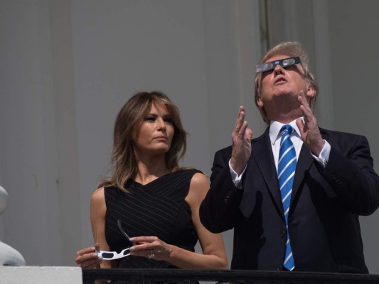El presidente Donald Trump junto a su esposa Melania al momento de presenciar el eclipse solar.